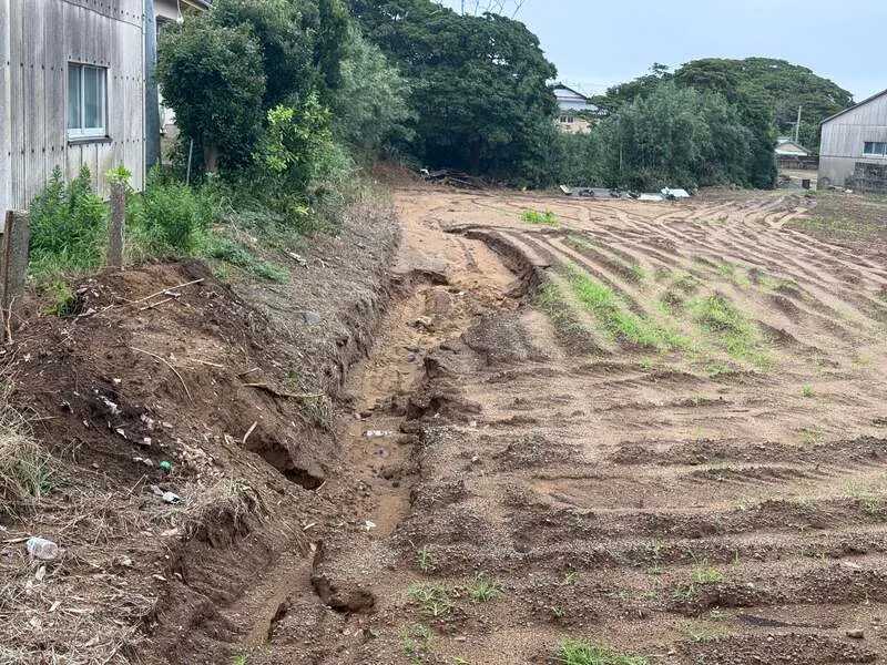 大雨により法面が崩れた圃場