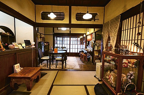 二軒長屋の一軒を改装してカフェに