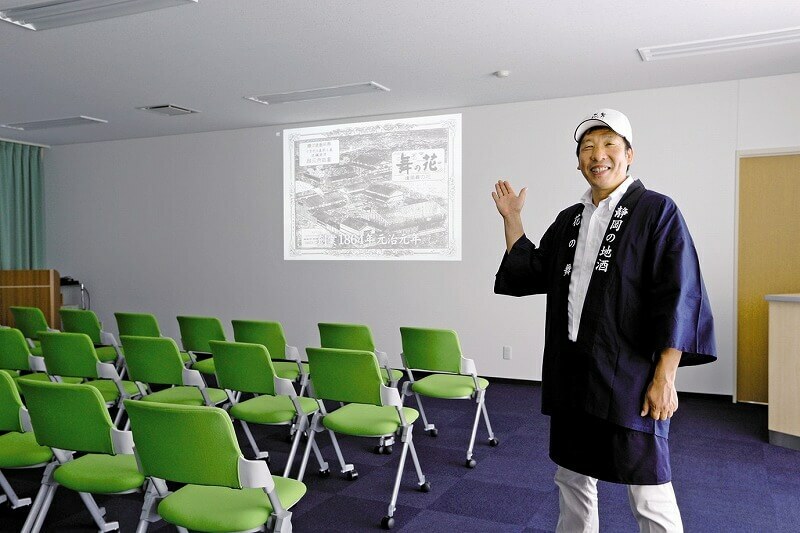 名物杜氏が酒蔵を案内! 土田杜氏は花の舞酒造で初の地元出身杜氏として勤続約30年。静岡だからこその酒造りに励む