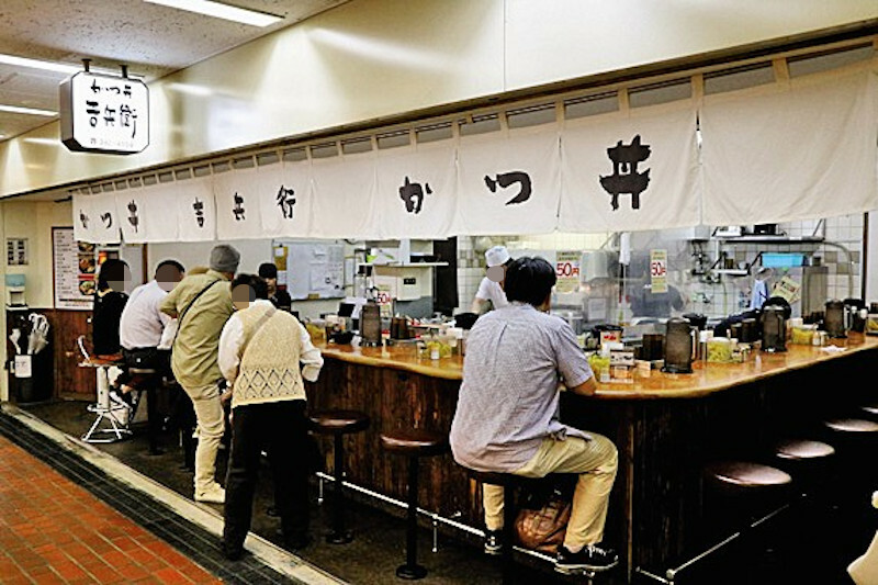 カウンター14席のみの店。食券を買って利用するスタイル