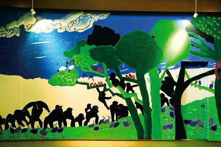 カラフルな絵に思わず惹きつけられる