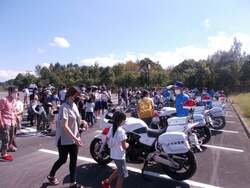 「土岐市のアウトレットで白バイ走行！　はたらく車＆子供免許証も」の写真
