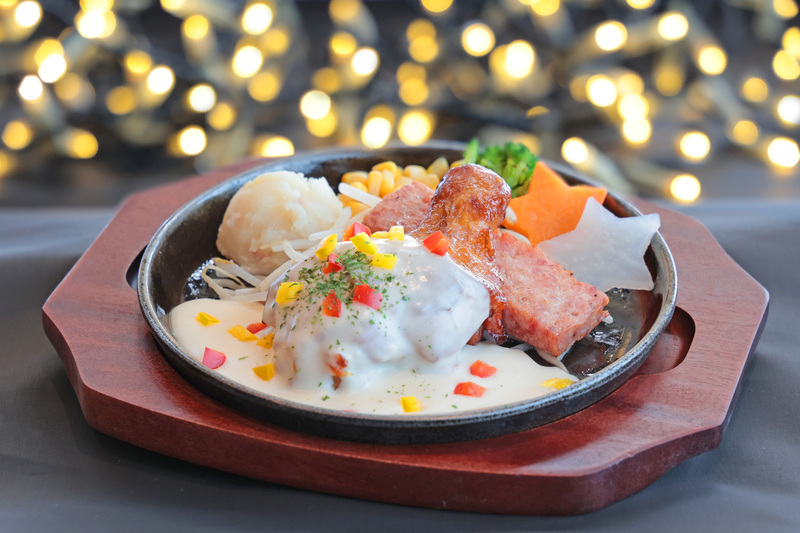 骨付きチキンと自家製ボローニャのホワイトソース（ライス・スープ付）