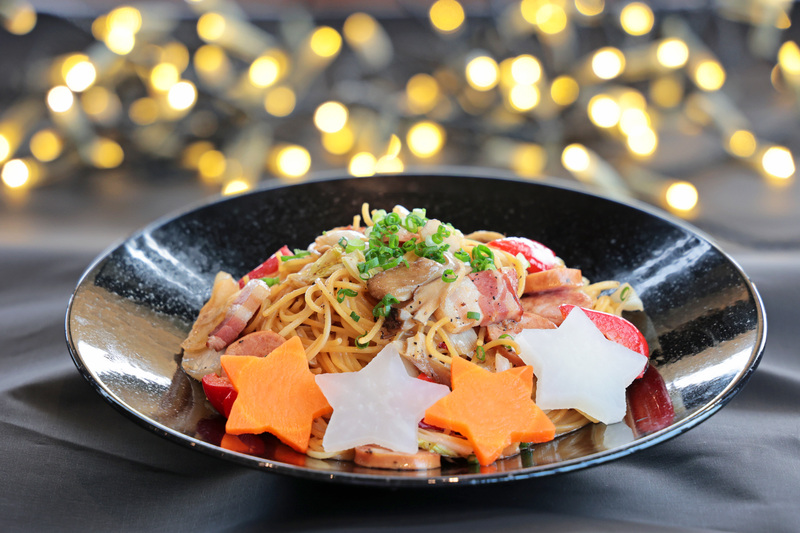 自家製ソーセージ・ベーコンと冬野菜の黒アヒージョオイルパスタ （シーザーサラダ・スープ付）