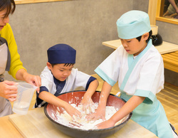 「立川市に丸亀製麺初の体験施設OPEN！　3つの手作り体験に実食も」の写真