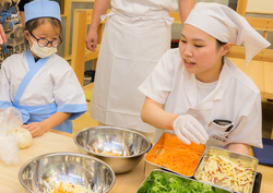 「立川市に丸亀製麺初の体験施設OPEN！　3つの手作り体験に実食も」の写真