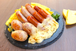 「名古屋でクリスマスマーケット　ドイツの伝統料理＆サンタも登場」の写真