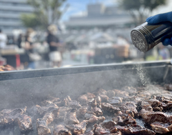 シェフが豪快に焼き上げるグリル料理