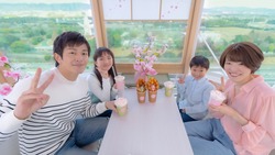 桜が満開の観覧車で、さくらドリンクとさくらワッフルを味わえます