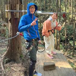 華やかで鮮やかな色の服装を選ぶと、自然のなかでも写真映えがばっちり！