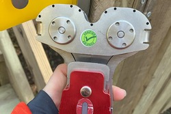 ハーネスの先についているブーリー。各アクティビティでは、毎回自分でブーリーをワイヤーロープに通します
