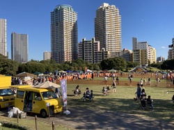 「愛犬と楽しむ「ドッグラン in 幕張海浜公園 2024春」開催　ドッグレースやマルシェも」の写真