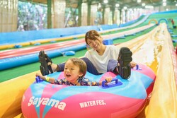 「屋根付きゲレンデ狭山スキー場が夏営業　水遊び＆ウォータースライダー＆泡イベントも」の写真