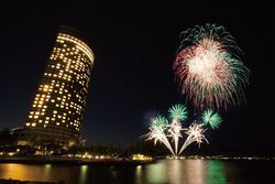 「滋賀「びわ湖大津プリンスホテル」で一足早い夏まつり　花火×音楽×グルメの絶景体験」の写真