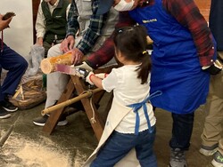 水源林の間伐材で丸太切り体験