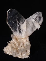 「豊橋市自然史博物館で「キセキの結晶☆鉱物」展　貴金属や宝石原石など約500点を展示」の写真