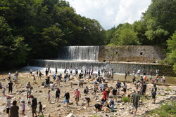 「長野県「国営アルプスあづみの公園」で夏のずぶぬれイベント　川遊び＆巨大プール登場」の写真