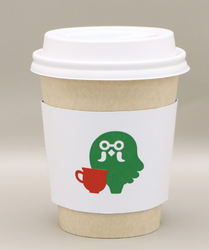 カフェ「喫茶ハトの巣」のマークが描かれたスリーブ付きカップ
