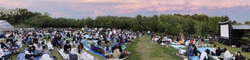 「町田薬師池公園四季彩の杜で、観賞無料の映画上映会「ナイトピクニックシネマ」が開催」の写真