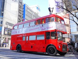 「2階建てロンドンバスで巡る東京観光バスツアー開催　アフタヌーンティーも楽しめる」の写真
