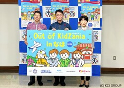 画像左から）沖縄セルラー電話(株)代表取締役社長 宮倉康彰氏、那覇市長 知念覚氏、KCJ GROUP(株)代表取締役副社長 宮本美佐氏