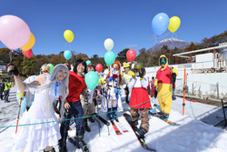「裾野市「イエティ」が日本最速ゲレンデOPEN　仮装で滑走無料＆静岡おでんの振る舞いも」の写真