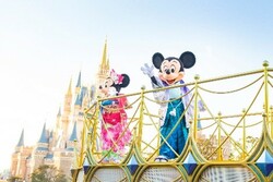 「東京ディズニーランド＆東京ディズニーシーでお正月イベント　だるまカードがもらえる」の写真