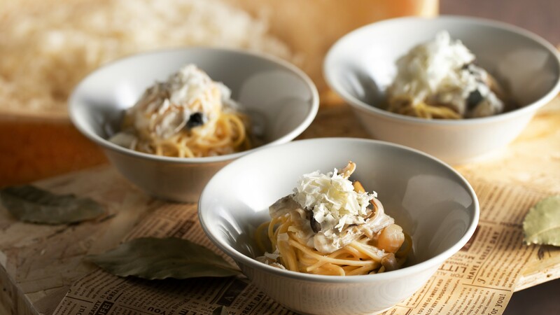 グラナパダーノチーズをかけてお楽しみいただける、パスタメニュー