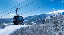 「長野のスキー場「白馬岩岳スノーフィールド」がオープン　雪上のアウトドアエリアも！」の写真