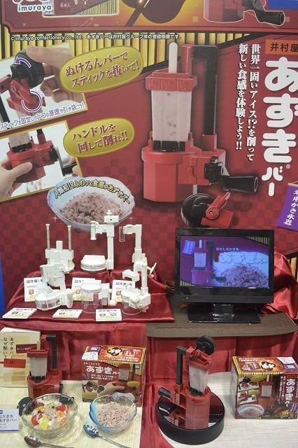 「世界一硬いアイス」とも言われる（!?）井村屋の「あずきバー」でかき氷を作るマシン