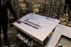 展示は、データ作成器、送信器、受信器、復元機、そして実際のルーターの役割を持つタワーとそれらを結ぶレールで構成されています