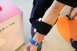 腕に巻くセンサーは簡単に取り外しができます。腕に力を入れるとテーブルの上の画面にも電気信号の強弱が表示されます