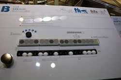 送信器。左下のボタンが送信ボタンです