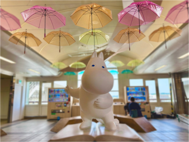 飯能駅にアンブレラスカイが出現！│ （C）Moomin Characters TM
