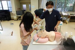 「滋賀県大津市民病院で夏休み探検イベント！　手術ロボットや内視鏡機器を使った体験も」の写真