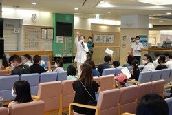 「滋賀県大津市民病院で夏休み探検イベント！　手術ロボットや内視鏡機器を使った体験も」の写真