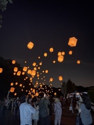 「愛知「野外民族博物館リトルワールド」でスカイランタン体験　夏の夜空に願いを込めて」の写真