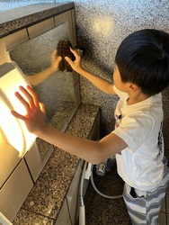 「神奈川県海老名市と静岡県浜松市でお風呂屋さんのお仕事体験！　子供が熱波師に挑戦！」の写真