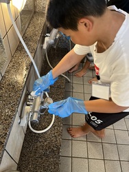 「神奈川県海老名市と静岡県浜松市でお風呂屋さんのお仕事体験！　子供が熱波師に挑戦！」の写真