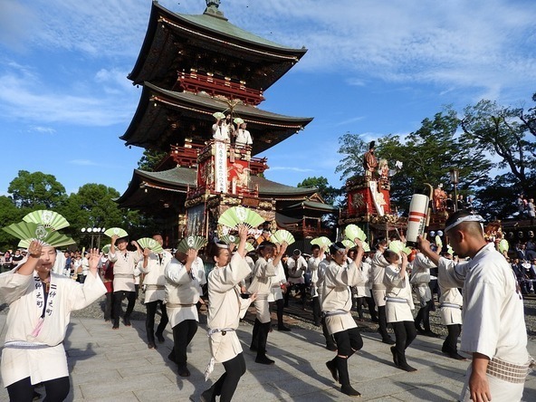 「成田山新勝寺」の大本堂前で行われる総踊りの様子