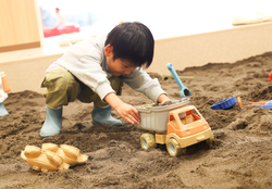 「愛知県春日井市のイオンに「のびっこピクニック」がOPEN　広々とした人工芝の屋内公園」の写真