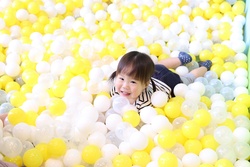 「愛知県春日井市のイオンに「のびっこピクニック」がOPEN　広々とした人工芝の屋内公園」の写真