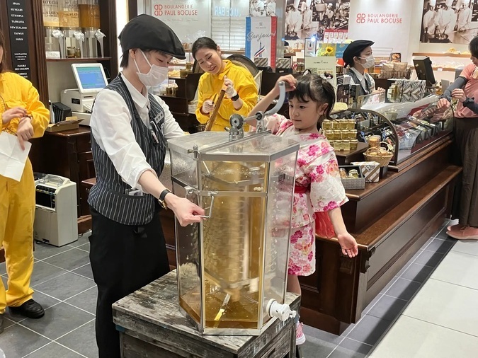 大丸心斎橋店×L’ABEILLE（ラベイユ）蜜しぼり体験（昨年度の様子）