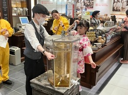 大丸心斎橋店×L’ABEILLE（ラベイユ）蜜しぼり体験（昨年度の様子）