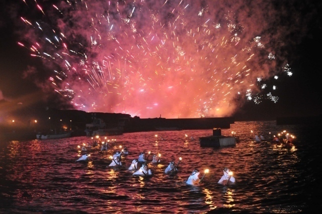 第61回 南房総白浜海女まつり×復興支援イベントまるグル'25（写真は海女の大夜泳）