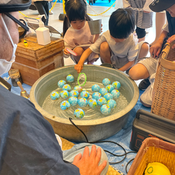「二子玉川ライズで夏休みに人気体験イベント開催　おばけとモンスターのサーカスが登場」の写真