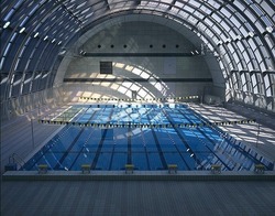 「【2025最新】東京都内のおすすめプール13選 レジャープールから身近な公園プールまで」の写真