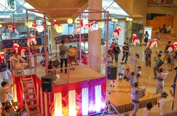 「高輪エリアのプリンスホテルが昭和レトロな夏まつり開催　屋内で縁日や盆踊りを満喫！」の写真