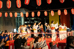 「提灯イルミが揺れる夏の夜！　新梅田シティで一夜限りの夏祭り開催、盆踊りや縁日も！」の写真