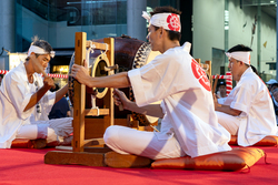 「提灯イルミが揺れる夏の夜！　新梅田シティで一夜限りの夏祭り開催、盆踊りや縁日も！」の写真